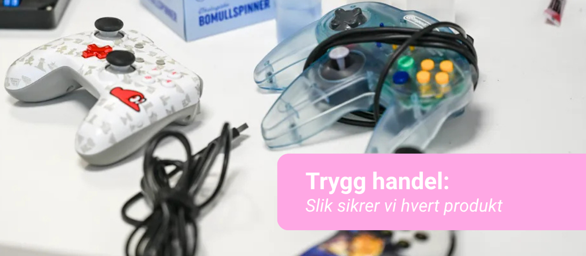 Retro spillkontrollere på arbeidsbenk før testing og klargjøring