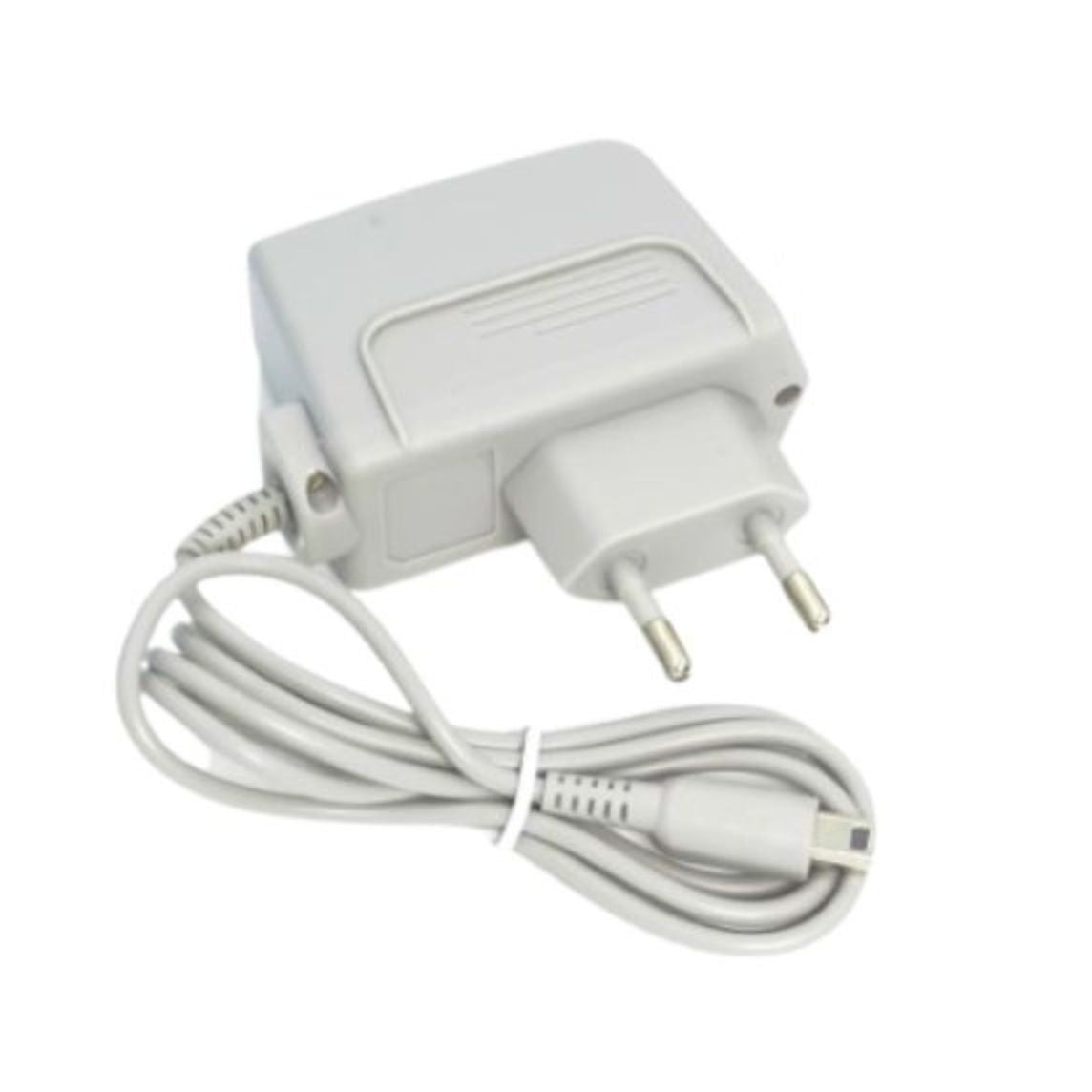 Nintendo lader – Hvit Nintendo strømadapter med europeisk plugg og USB-tilkobling.