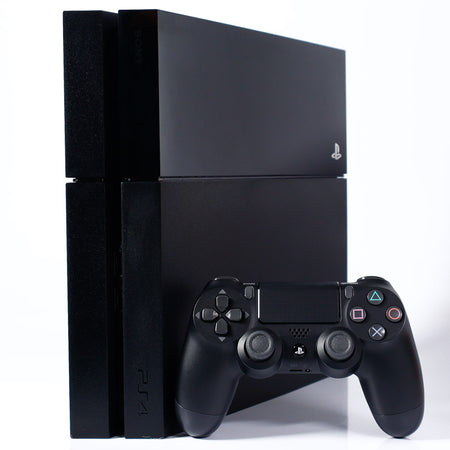 Bilde av en PS4 konsoll med en PS4 kontroll (Svart)