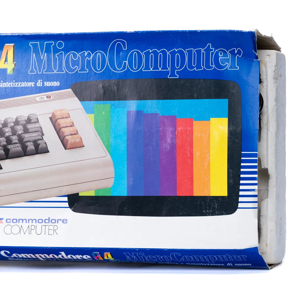 Original Commodore 64 MicroComputer i Eske - C64 - Retrospillkongen
