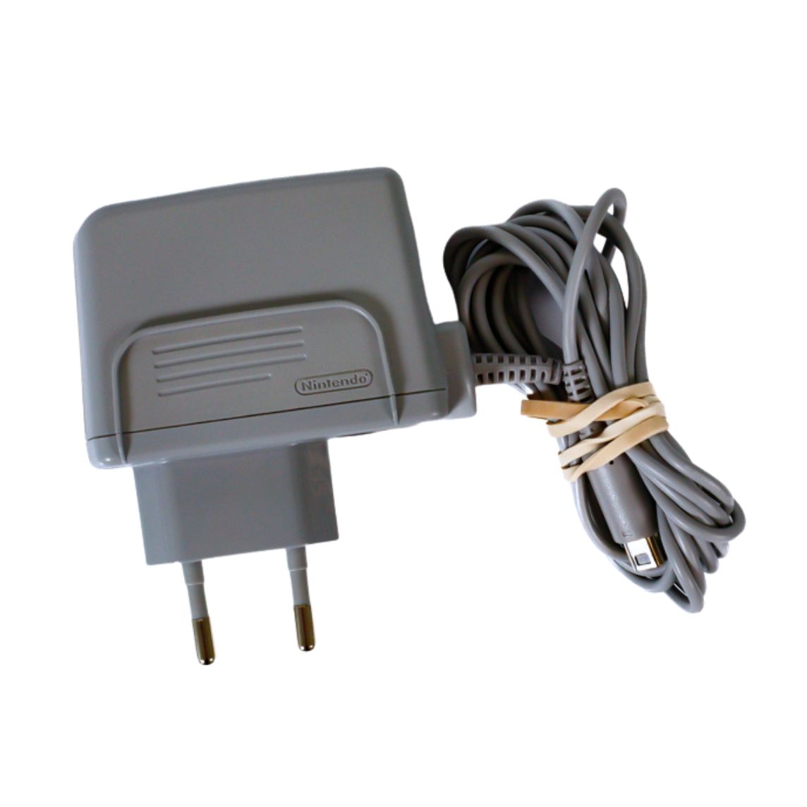 Nintendo lader – Hvit Nintendo strømadapter med europeisk plugg og USB-tilkobling.