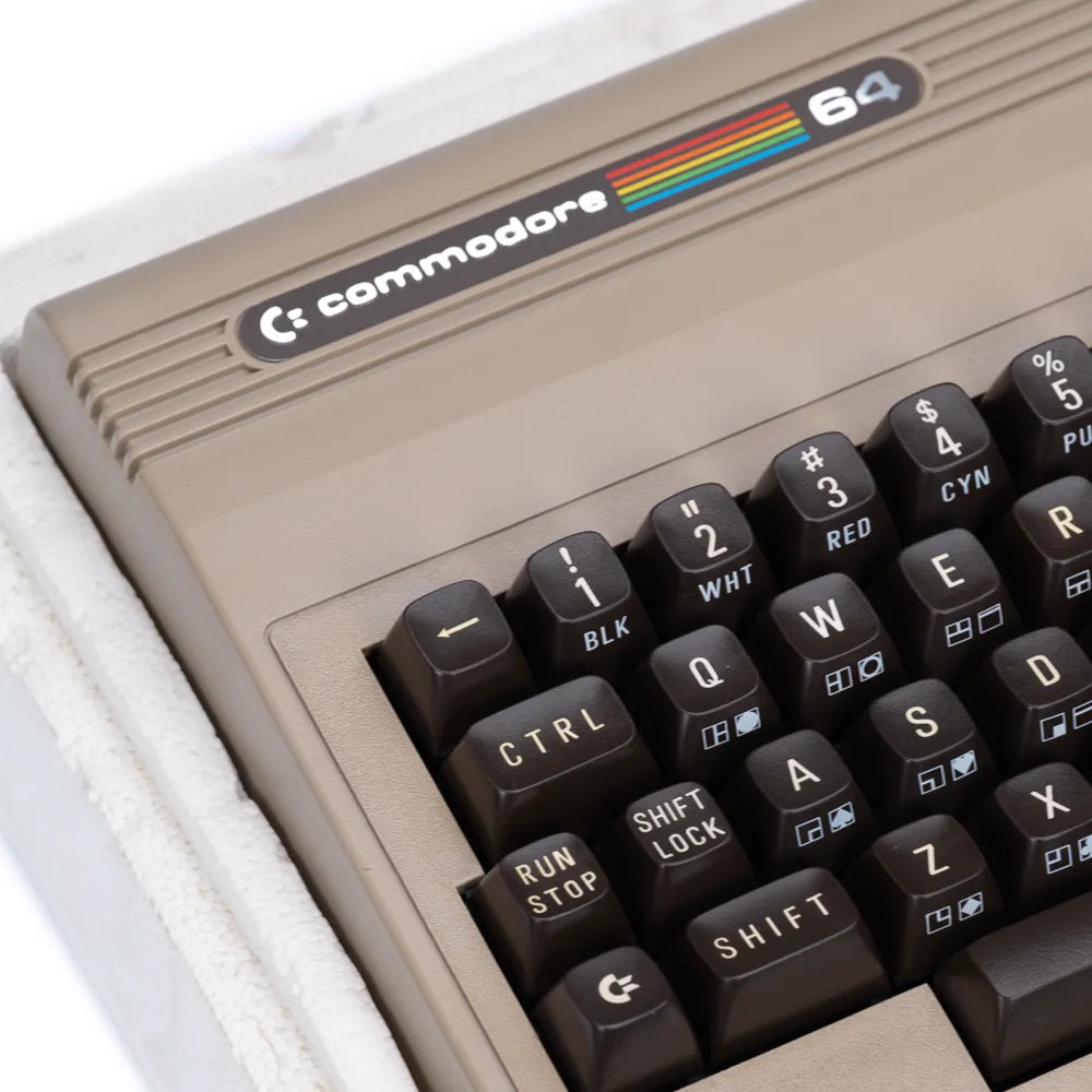 Original Commodore 64 MicroComputer i Eske - C64 - Retrospillkongen