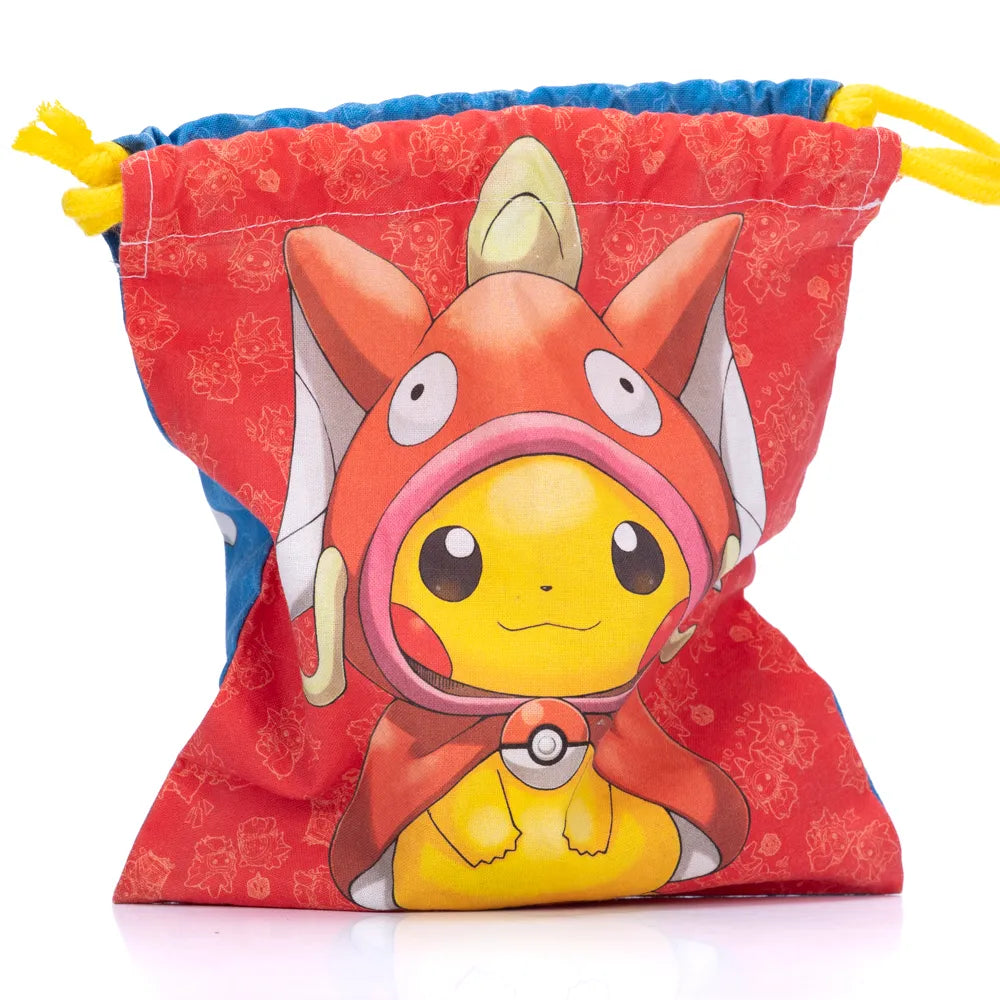 Pikachu i Magikarp Kostyme Kosebamse med Oppbevaringspose - Pokémon - Retrospillkongen